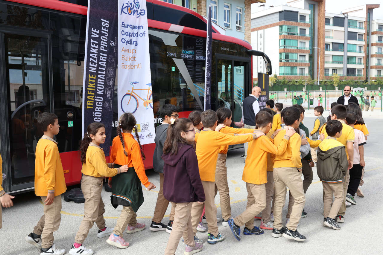 Konya’da Nezaket Otobüsü okul okul geziyor! İçine binen bilinçli iniyor 2